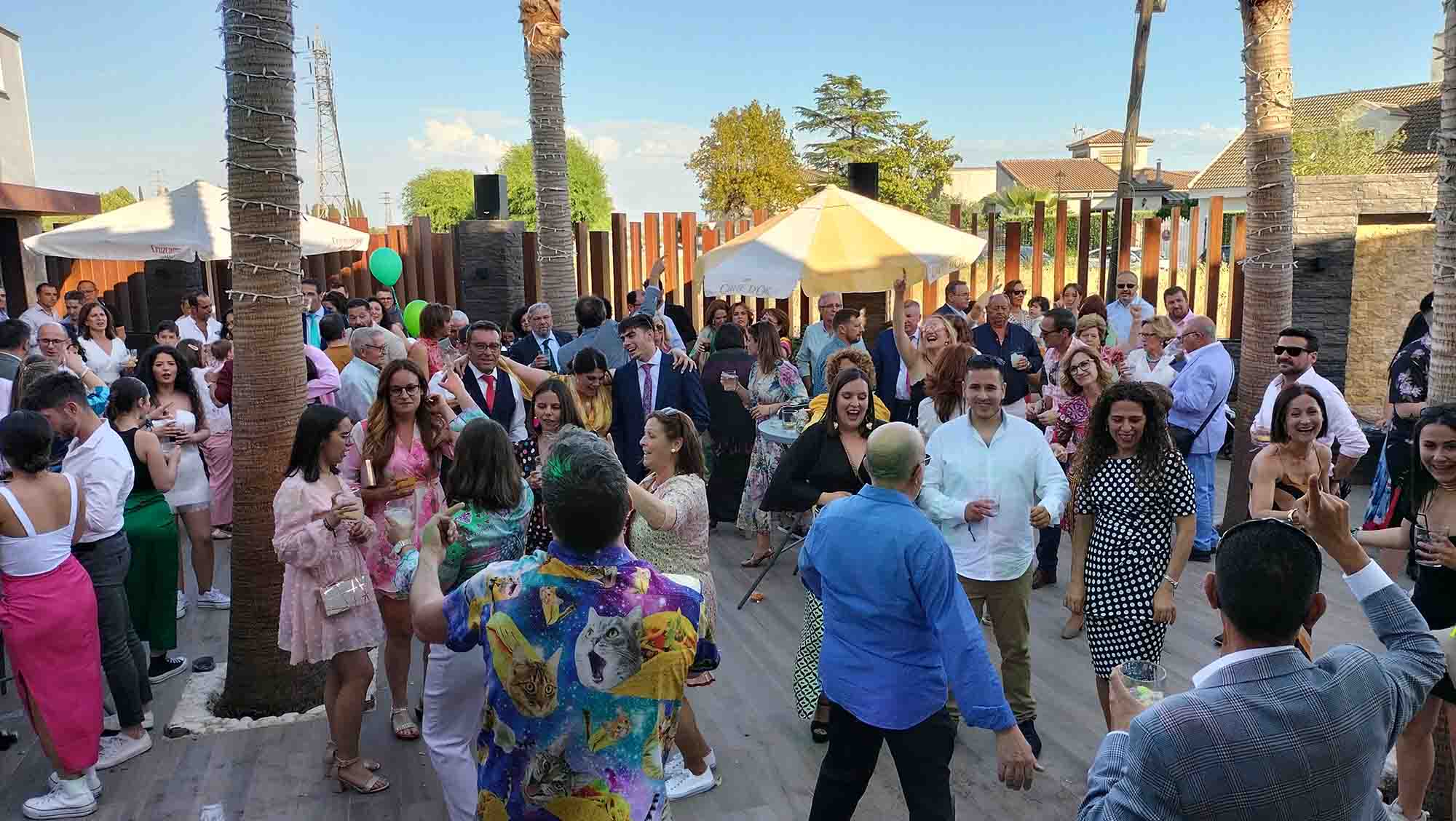 En este momento estás viendo Contratar un DJ animador, esencial para que tu comunión sea una fiesta inolvidable
