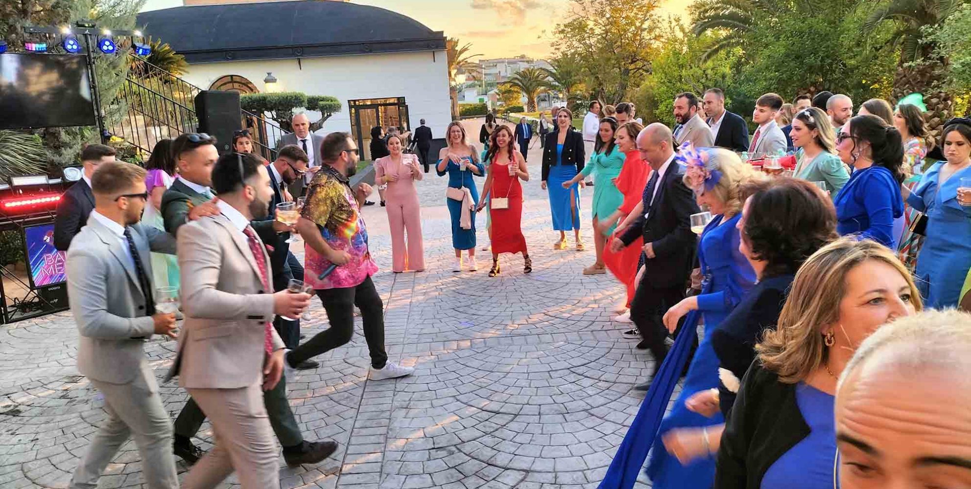 Motivos por los que contratar un DJ animador para tu boda o evento