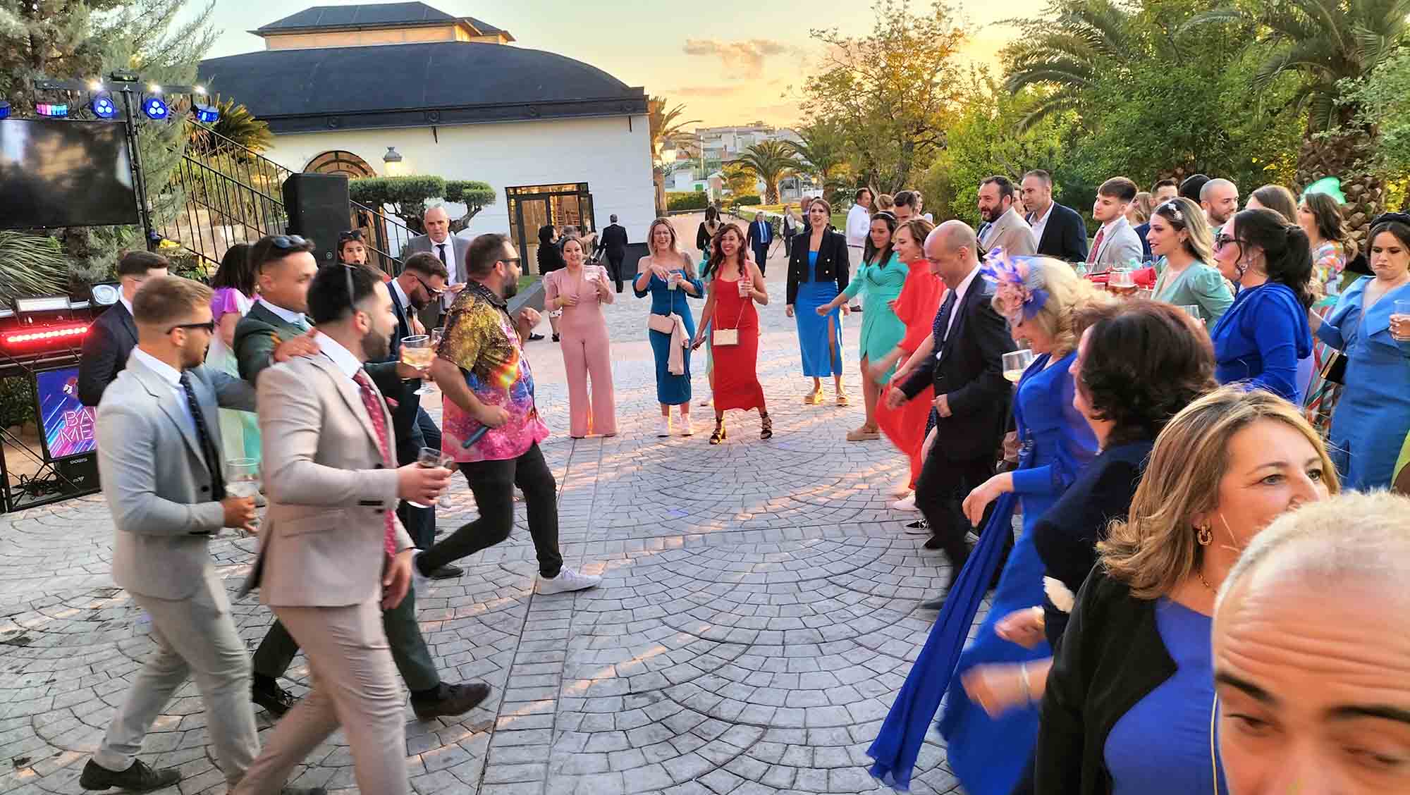 En este momento estás viendo Motivos por los que contratar un DJ animador para tu boda o evento