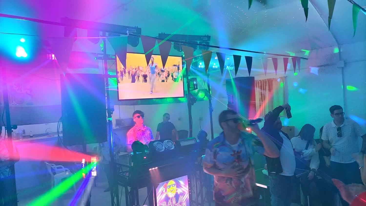 En este momento estás viendo 5 canciones con baile que harán explotar tu boda de diversión